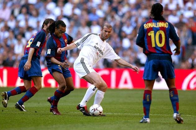 Zinedine Zidane (Mitte, Real Madrid) gegen Edgar Davids (li.), Ronaldinho schaut zu (beide FC Barcelona) Fußball Herren Primera Division 2003 2004, 1. Spanische Liga, CF Real Madrid - FC Barcelona 1:2, Barca Gruppe Madrid Dynamik,  