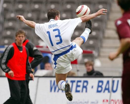 Fredi Bobic (Hertha) mit artistischer Flugeinlage Fußball 1. BL Herren Saison 2003 2004, Hertha BSC Berlin Einzelbild Berlin Dynamik, Höhe,