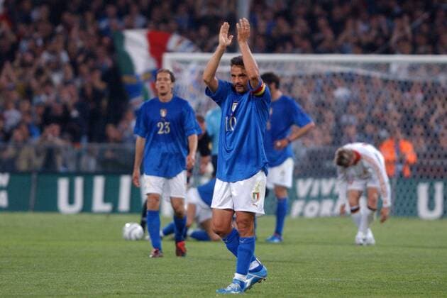 Roberto Baggio (Italien) bedankt sich bei den Zuschauern, als er vom Platz geht und für immer seine Länderspielkarriere beendet Fußball Länderspiel Herren Freundschaftsspiel 2004, Länderspiel, Test, Testspiel, Nationalmannschaft, Nationalteam, Vdig Einzelbild Genua