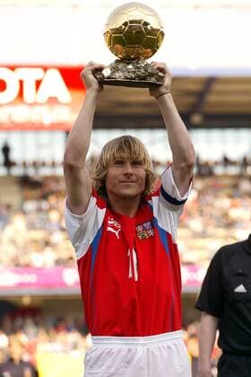 Europas Fußballer des Jahres Pavel Nedved (Tschechien) präsentiert den Goldenen Ball Fußball Länderspiel Herren Länderspiel 2004, Nationalmannschaft, Nationalteam, Nationaltrikot, Freundschaftsspiel, Testspiel Einzelbild Prag Freude,