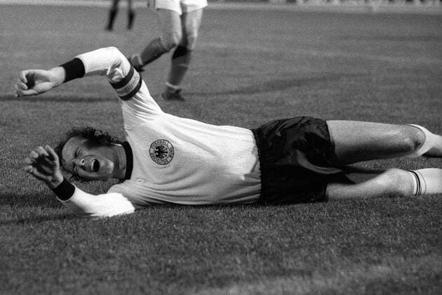 Fußball, EM Finale 1976 in Belgrad, Tschechoslowakei - Deutschland 5:3 i. E Franz Beckenbauer (BR Deutschland) liegt verletzt am Boden Fußball EM Herren Europameisterschaft 1976, Länderspiel, Finale, Endspiel, Nationalmannschaft, Nationalteam Einzelbild Belgrad