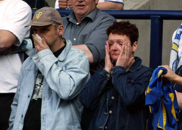 Tränen zweier Fans von Leeds nachdem der Abstieg Realität wurde Fußball Herren English Premier League 2003 2004, 1. Englische Liga, Bolton - Leeds United FC 4:1 Gruppe Bolton Enttäuschung, Verzweiflung,
