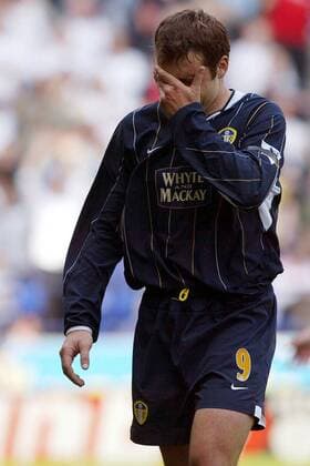 Mark Viduka (Leeds) kann den Abstieg gar nicht fassen Fußball Herren English Premier League 2003 2004, 1. Englische Liga, Bolton - Leeds United 4:1 Einzelbild Leeds Enttäuschung, Verzweiflung,