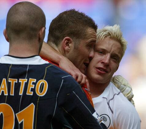 Tiefe Trauer bei Alan Smith (re.), Torwart Paul Robinson (Mitte) und Dominic Matteo (alle Leeds) nachdem der Abstieg Realität wurde Fußball Herren English Premier League 2003 2004, 1. Englische Liga, Bolton - Leeds United 4:1 Gruppe Leeds Enttäuschung, Verzweiflung,