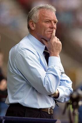 Trainer Eddie Gray (Leeds) nachdenklich Fußball Herren English Premier League 2003 2004, 1. Englische Liga, Bolton - Leeds United FC 4:1 Einzelbild Bolton Nachdenklichkeit,