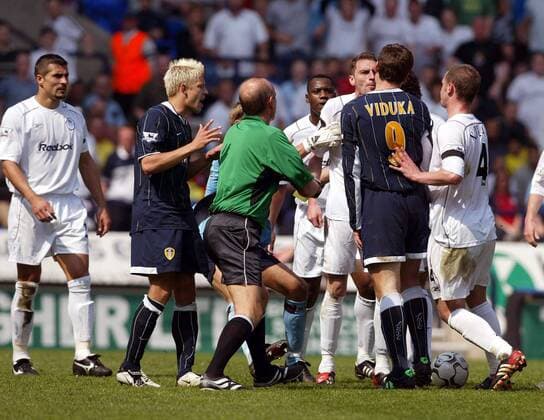Schiedsrichter Steve Bennett muß die Streithähne Nicky Hunt (3.v.re., Bolton) und Mark Viduka (9, Leeds) trennen, Kevin Nolan (re.), Bruno N Gotty (Mitte), Emerson Thome (li., alle Bolton) und Alan Smith (2.v.li., Leeds) sind behilflich Fußball Herren English Premier League 2003 2004, 1. Englische Liga, Bolton Wanderers - Leeds United FC 4:1 Gruppe Bolton