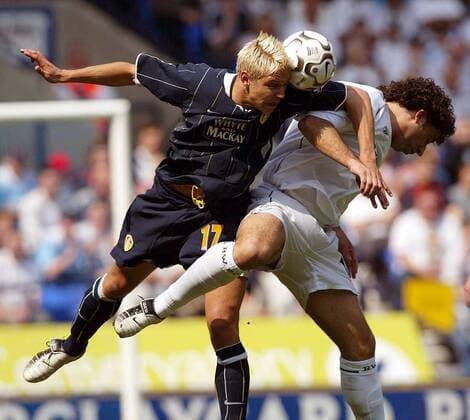 Alan Smith (li., Leeds) gegen Ivan Campo (Bolton) Fußball Herren English Premier League 2003 2004, 1. Englische Liga, Bolton Wanderers - Leeds United FC 4:1 Gruppe Bolton Dynamik, Kampf,