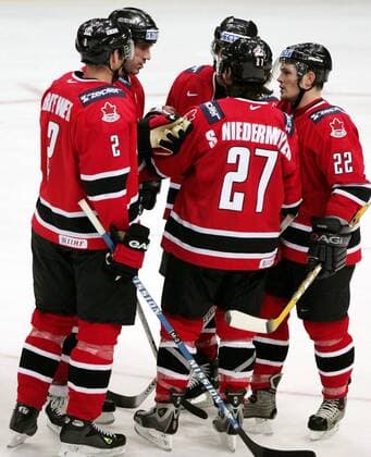 Teambesprechung der Kanadier mit (v.li.) Brewer, S. Niedermayer und Matt Cooke Eishockey WM Herren Weltmeisterschaft 2004, Länderspiel, Nationalmannschaft, Nationalteam, Nationaltrikot Gruppe Prag, Qualifikationsrunde