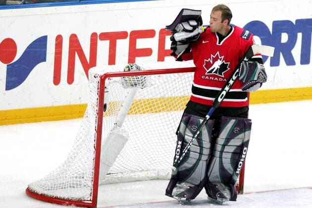 Goalie Jean Sebastien Giguere (Kanada) erfrischt sich Eishockey WM Herren Weltmeisterschaft 2004, Länderspiel, Nationalmannschaft, Nationalteam, Nationaltrikot Einzelbild Prag, Qualifikationsrunde