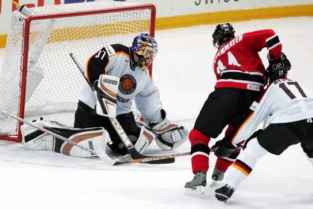 Goalie Olaf Kölzig (li.) und Hecht (beide Deutschland) gegen R. Niedermayer (Kanada) Eishockey WM Herren Weltmeisterschaft 2004, Länderspiel, Nationalmannschaft, Nationalteam, Nationaltrikot Gruppe Prag, Qualifikationsrunde Dynamik,