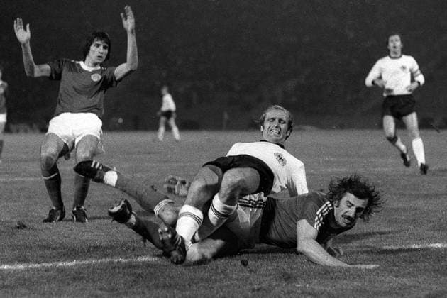 Erich Beer (Mitte, BR Deutschland) wird von Josip Katalinski (re.) unsanft von den Beinen geholt, li. schaut Ivan Buljan (beide Jugoslawien) zu Fußball EM Herren Europameisterschaft 1976, Länderspiel, Halbfinale, Nationalmannschaft, Nationalteam, Nationaltrikot Gruppe Jugoslawien - BRD 2:4 n.V. Belgrad Dynamik, Kampf,