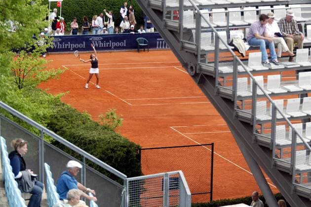 Durchblick auf einen der Nebenplätze an der Hundekehle Tennis Damen Ladies German Open 2004, WTA-Tour, Sand, Sandplatz, Sandplatztennis, Sandplatzturnier Totale Hundekehle Berlin