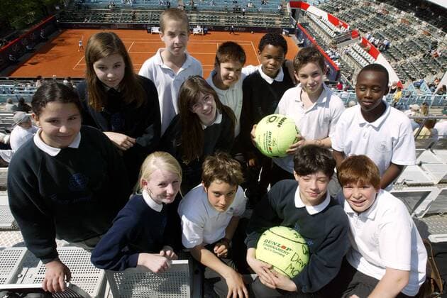 Schüler der Berlin British School besuchen den Center Court an der Hundekehle Tennis Damen Ladies German Open 2004, WTA-Tour, Sand, Sandplatz, Sandplatztennis, Sandplatzturnier Gruppe Hundekehle Berlin