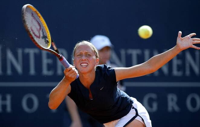 Julia Schruff (Deutschland) - Vorhand Tennis Damen Ladies German Open 2004, WTA-Tour Einzelbild Hundekehle Berlin
