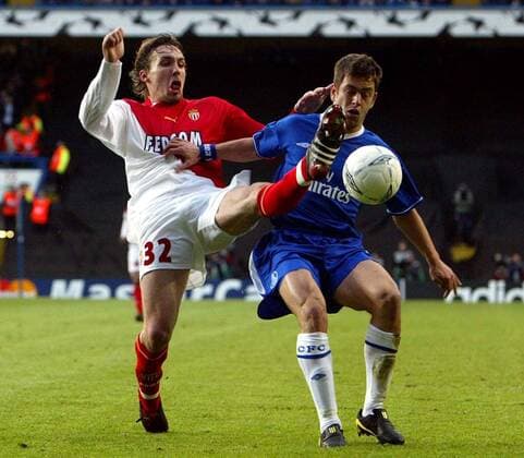 Joe Cole (Chelsea, re.) gegen Gael Givet (Monaco) Fußball EC 1 Herren Champions League 2003 2004, Halbfinale, Chelsea FC London - AS Monaco 2:2, Vdig Gruppe London Dynamik, Kampf,