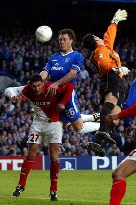 Torwart Flavio Roma (Monaco, re.) greift daneben, John Terry (Chelsea, Mitte) kommt gegen Julien Rodriguez (Monaco) zum Kopfball Fußball EC 1 Herren Champions League 2003 2004, Halbfinale, Chelsea FC London - AS Monaco 2:2, Vdig Gruppe London Dynamik,