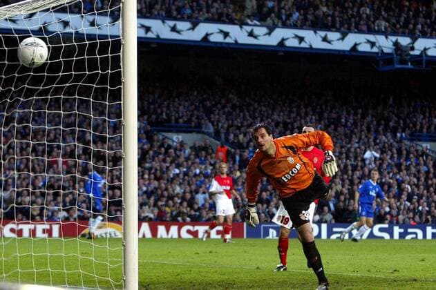 Torwart Flavio Roma (Monaco) kann dem Ball nur hinterhersehen, wie er im Tornetz landet, re. im Hintergrund Torschütze Grönkjaer (Chelsea) Fußball EC 1 Herren Champions League 2003 2004, Halbfinale, Chelsea FC London - AS Monaco 2:2, Vdig Einzelbild London