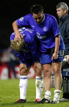 John Terry (re.), selbst maßlos enttäuscht nach dem Ausscheiden aus der Champions League, tröstet Eidur Gudjohnsen (beide Chelsea) Fußball EC 1 Herren Champions League 2003 2004, Halbfinale, Chelsea FC London, Vdig Gruppe London Enttäuschung, Kameradschaft,