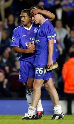 Glen Johnson (li.) tröstet John Terry (beide Chelsea) Fußball EC 1 Herren Champions League 2003 2004, Halbfinale, Chelsea FC London, Vdig Gruppe London Enttäuschung,
