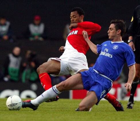 Frank Lampard (Chelsea, re.) gegen Edouard Cisse (Monaco) Fußball EC 1 Herren Champions League 2003 2004, Halbfinale, Chelsea FC London - AS Monaco 2:2, Vdig Gruppe London Dynamik,