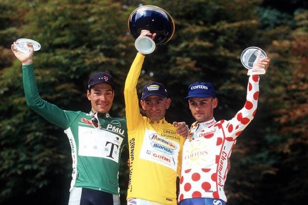 Siegerehrung Tour de France, v. li.: Erik Zabel (Deutschland Team Telekom), Gesamtsieger Marco Pantani (Italien Mercatone Uno) und Christophe Rinero (Frankreich Cofidis) Radsport Herren Tour de France 1998, Straßenradsport, Straße, Rad, Vdia Gruppe Paris Freude,
