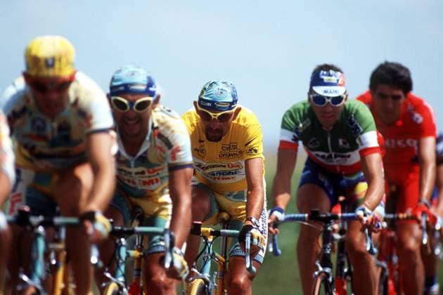 Marco Pantani (Italien Mercatone Uno, Mitte) im gelben Trikot Radsport Herren Tour de France 1998, Straßenradsport, Straße, Rad, Vdia Gruppe 21. Etappe: Melun - Paris