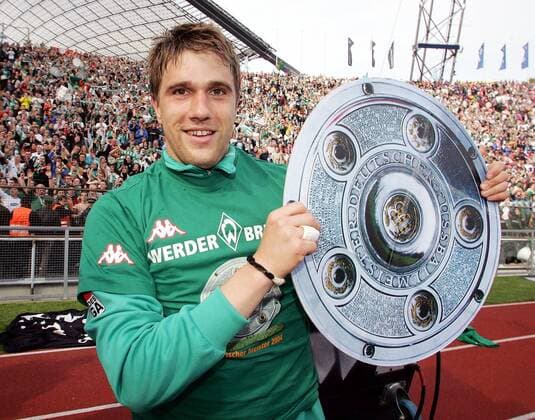 Fußball, SV Werder Bremen, Deutscher Meister 2004 Ivan Klasnic (Bremen) mit einer Attrappe der Meisterschale - der SV Werder Bremen ist Deutscher Meister Fußball 1. BL Herren Saison 2003 2004, München - SV Werder Bremen 1:3, Deutscher Meister, Meisterschaft, Meisterfeier Einzelbild München