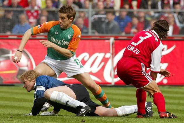 Ivan Klasnic (Bremen) gegen Torwart Oliver Kahn (am Boden) und Bixente Lizarazu (re., beide Bayern) auf dem Weg zum 0:1 Fußball 1. BL Herren Saison 2003 2004, FC Bayern München - SV Werder Bremen 1:3 Gruppe München
