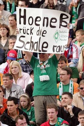 Hoeneß rück die Schale raus - Die Bremer Fans wollen den Gewinn der Meisterschaft in München perfekt machen Fußball 1. BL Herren Saison 2003 2004, FC Bayern München - SV Werder Bremen 1:3, Vdig Gruppe München