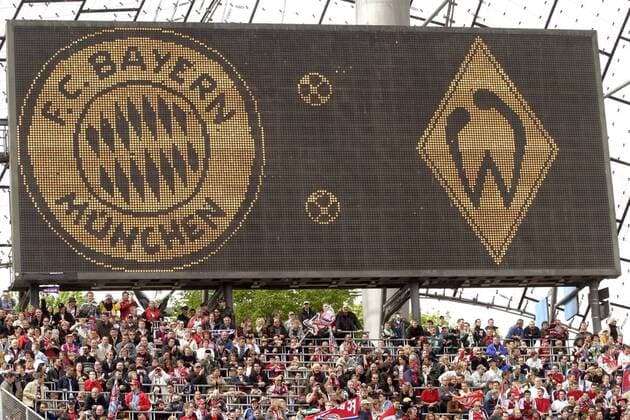 Die Anzeigetafel zeigt die Vereinslogos der heutigen Gegner - der FC Bayern München empfängt den SV Werder Bremen Fußball 1. BL Herren Saison 2003 2004, FC Bayern München - SV Werder Bremen 1:3 Einzelbild München