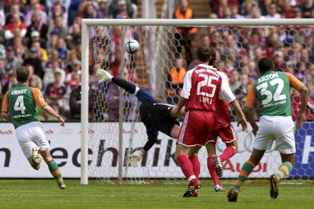 Torwart Oliver Kahn (Bayern) ist beim 0:3 durch Ailton (Bremen, re.) chancenlos, auch Thomas Linke (Bayern) schaut dem Ball nur hinterher - Serie (3 3) Fußball 1. BL Herren Saison 2003 2004, FC Bayern München - SV Werder Bremen 1:3 Totale Bogenlampe München, Torschuss, Torschuß Dynamik,