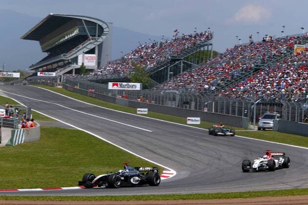 David Coulthard (Schottland McLaren-Mercedes) vor Jenson Button (England BAR-Honda) hinter der Start- und Zielgeraden am Circuit de Catalunya Motorsport Grand Prix Herren Großer Preis von Spanien 2004, Formel 1 Weltmeisterschaft, F1, F, GP, WM, Vdig Totale Circuit de Catalunya Barcelona