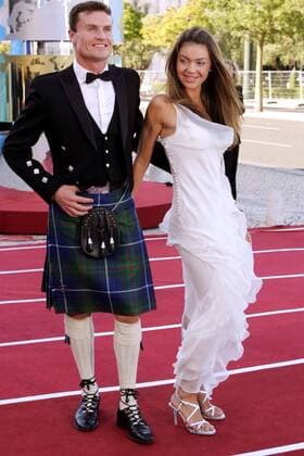 David Coulthard (Schottland) mit seiner Freundin Simona Abdelnour (Brasilien) anlässlich der Verleihung des Laureus World Sports Awards 2004 Motorsport Herren Laureus World Sports Awards 2004, Sportlerwahl, Ehrung, Sportlerehrung, Sportlerauszeichnung, Vdig Gruppe Fahrerfrauen, Frau, Partnerin, Freundin, Award Estoril, Lebensgefährtin, Lachen