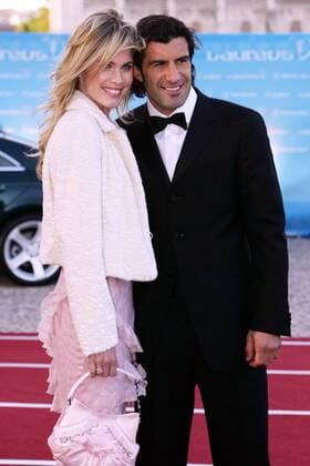 Luis Figo (Portugal Real Madrid) mit seiner Frau Helen Svedin anlässlich der Verleihung des Laureus World Sports Awards 2004 Fußball Herren Laureus World Sports Awards 2004, Sportlerwahl, Ehrung, Sportlerehrung, Sportlerauszeichnung, Vdig Gruppe Award Estoril Freude,