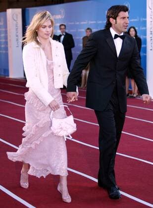 Luis Figo (Portugal Real Madrid) mit seiner Frau Helen Svedin anlässlich der Verleihung des Laureus World Sports Awards 2004 Fußball Herren Laureus World Sports Awards 2004, Sportlerwahl, Ehrung, Sportlerehrung, Sportlerauszeichnung, Vdig Gruppe Award Estoril