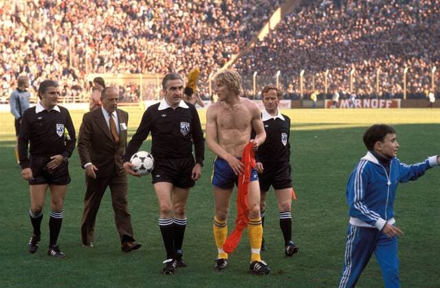 Benny Wendt (2.v.re., Schweden) im Gespräch mit Schiedsrichter Ferdinand Biwersi (BR Deutschland), daneben die Linienrichter Adolf Prokop (re., DDR) und Arturo Andres Ithurralde (Argentinien) Fußball WM Herren Weltmeisterschaft 1978, Länderspiel, Gruppenspiel, Gruppe 3, Nationalmannschaft, Nationalteam Gruppe Brasilien - Spanien 0:0 Buenos Aires