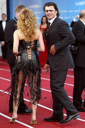 Alberto Tomba (Italien) in leicht bekleideter weiblicher Begleitung anlässlich der Verleihung des Laureus World Sports Awards 2004 Alpiner Skilauf Herren Laureus World Sports Awards 2004, Sportlerwahl, Ehrung, Sportlerehrung, Sportlerauszeichnung, Vdig Gruppe Award Estoril
