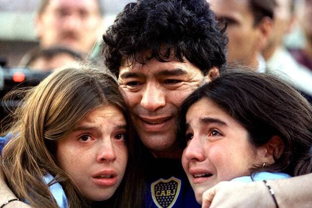 Diego Armando Maradona (Argentinien) und seine Töchter Dalma und Giannina sind anlässlich seines Abschiedsspiels zu Tränen gerührt - VERÖFFENTLICHUNGSRECHTE NUR FÜR DEUTSCHE MEDIEN Fußball Herren Fußballlegende 2001, Fußballegende, Fußballegenden, Fußballlegenden, Legende, Legenden Gruppe Buenos Aires