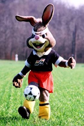 Der Hase Berni, offizielles Maskottchen der Europameisterschaft 1988 in Deutschland, jongliert mit dem Ball Fußball EM Herren Europameisterschaft 1988, Vdig Einzelbild