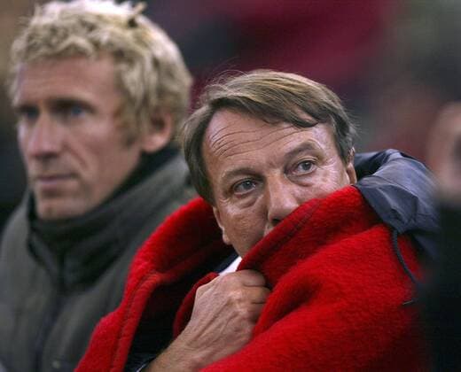 Dirk Hordorff, Trainer von Rainer Schüttler (beide Deutschland), hüllt sich bei den frostigen Temperaturen in eine warme Decke ein Tennis Herren German Open 2004, ATP-Tour, Vdig Einzelbild Am Rothenbaum Hamburg
