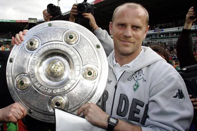 Trainer Thomas Schaaf (Bremen) präsentiert die Meisterschale Fußball 1. BL Herren Saison 2003 2004, SV Werder Bremen, Deutscher Meister, Deutsche Meisterschaft, Meisterfeier Einzelbild Bremen Freude,
