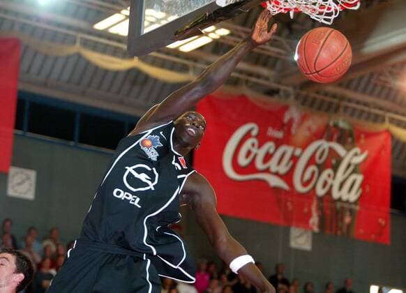 Malick Badiane (Frankfurt) - Dunking Basketball 1. BL Herren BBL Saison 2003 2004, Bonn - Opel Skyliners Frankfurt 69:72 n.V., Einzelbild Bonn Dynamik,