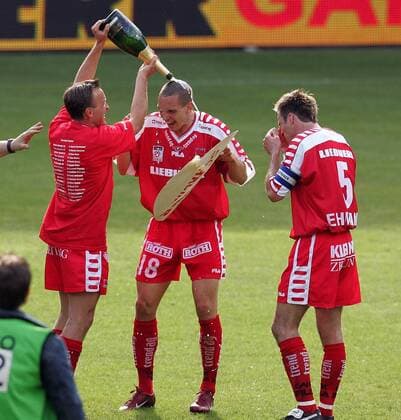 Der Grazer AK ist österreichischer Meister und die Spieler verpassen sich eine Sektdusche, v. li.: Dieter Ramusch, Emanuel Pogatetz und Anton Ehmann Fußball Herren tmobileBundesliga 2003 2004, 1. Österreichische Liga, Liebherr Grazer AK Gruppe Graz Freude, Begeisterung,