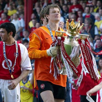 Torwart Jens Lehmann (Arsenal) mit dem Meisterpokal Fußball Herren English Premier League 2003 2004, 1. Englische Liga, Arsenal FC London, Meisterfeier, Vdig Einzelbild London Freude,