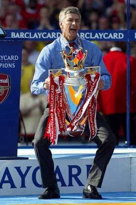 Trainer Arsene Wenger (Arsenal) präsentiert stolz den Meisterpokal Fußball Herren English Premier League 2003 2004, 1. Englische Liga, Arsenal FC London, Meisterfeier, Vdig Einzelbild London Freude, Begeisterung,