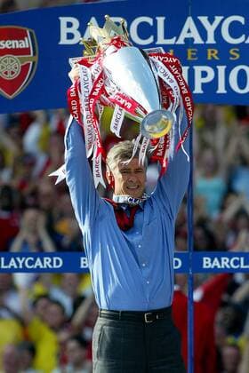 Trainer Arsene Wenger (Arsenal) präsentiert stolz den Meisterpokal Fußball Herren English Premier League 2003 2004, 1. Englische Liga, Arsenal FC London, Meisterfeier, Vdig Einzelbild London Freude,