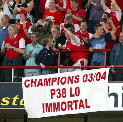 Arsenal Fans halten ihr Team nach 38 Punktspielen ohne Niederlage für unsterblich Fußball Herren English Premier League 2003 2004, 1. Englische Liga, Arsenal FC London, Meisterfeier, Vdig Gruppe London Freude,