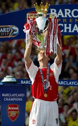 Dennis Bergkamp (Arsenal) präsentiert stolz den Meisterpokal Fußball Herren English Premier League 2003 2004, 1. Englische Liga, Arsenal FC London, Meisterfeier, Vdig Einzelbild London Freude,