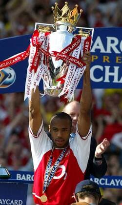 Thierry Henry (Arsenal) präsentiert stolz den Meisterpokal Fußball Herren English Premier League 2003 2004, 1. Englische Liga, Arsenal FC London, Meisterfeier, Vdig Einzelbild London