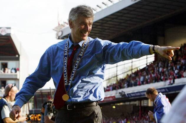 Trainer Arsene Wenger (Arsenal) gut gelaunt und wegweisend bei der Meisterfeier Fußball Herren English Premier League 2003 2004, 1. Englische Liga, Arsenal FC London, Meisterfeier, Vdig Einzelbild London Freude